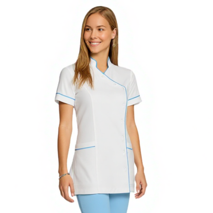 Дамска бяла туника странично закопчаване с гарнитура - цвят светло син, модел F207-4A – Медицински облекла Кали